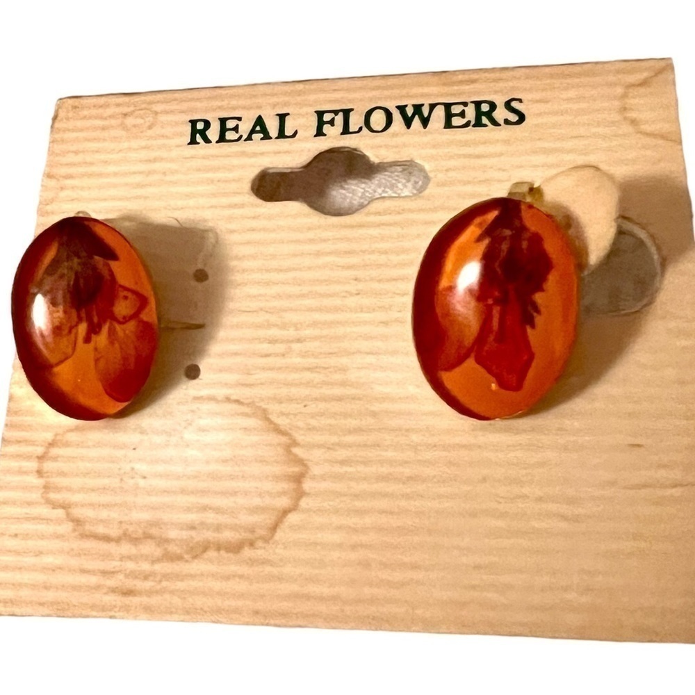 REAL flowers! Vintage clip on earrings from 1970s.